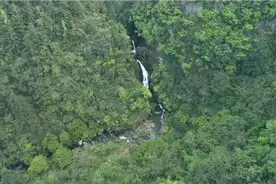 苗族小伙在贵州大山里面发现一个天然的瀑布，拍上瘾都不想回来了视频封面