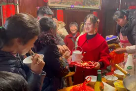 这就是贵州农村结婚习俗，新郎新娘敬红包拿到手软，太羡慕了