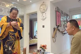 今天520情人节，老妈以为老爸不送礼物，结果老爸送了老妈大钻戒视频封面