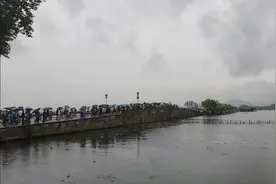 杭州西湖环湖游，一圈大约15公里，我只用了三个半小时