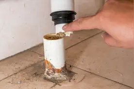 厨房和卫生间下水道，经常反味还容易堵，教你一招，不花钱还管用视频封面