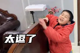 儿子模仿爸爸喝醉的样子，真的太形象了，妈妈看了笑的肚子疼视频封面