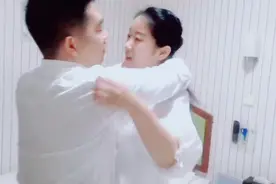杜导经过女演员同意亲自师范霸道总裁强吻戏视频封面