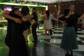 爱与不爱都需要勇气，于是我们都选择了逃避。视频封面
