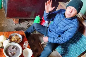 东北石头房里零下20度，农村光棍一天一顿饭，铁锅炖大骨头吃嗨了视频封面