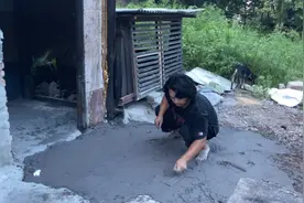 山炮搬来沙土水泥，屋前地面打上了混泥土，这下看着干净多了视频封面