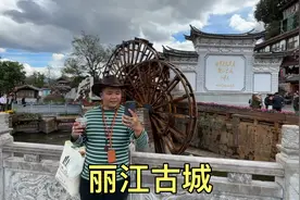 逛一下著名的丽江古城，世界文化遗产，吃个牦牛肉套餐视频封面