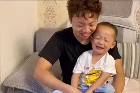 三岁宝宝第一天开学就赖床，哭闹着不愿去学校，看到老师秒认怂！视频封面