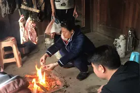 小叔子和小姑子烧火烤腊肉，正宗湖南奉家山土猪好香视频封面