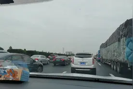 沪蓉高速常州段严重堵车，寸步难行呀，警车过去了，怕是有车货视频封面