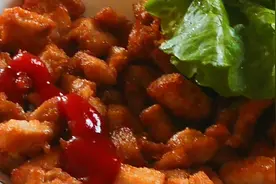 一盘鸡米花，搭配几片生菜叶，成本不足10元，香而不腻，太解馋了