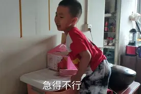 三岁儿子偷吃妈妈鸭爪，辣的直奔牛奶箱，尿急下不来太搞笑视频封面