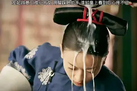 宠妃故意刁难小宫女 用脚踩她的手 谁知皇上看到后心疼不已～视频封面