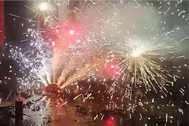 除夕广东凌晨12点放烟花，这晚上比白天还亮，看着真的更有年味视频封面