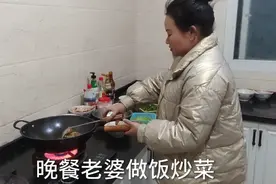 阿伟看老婆做菜，看看做什么好吃的，炒菜的手艺真不错视频封面