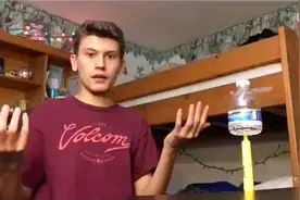 童年玩的扔矿泉水瓶，国外小伙这番操作太牛了，你能做到吗？