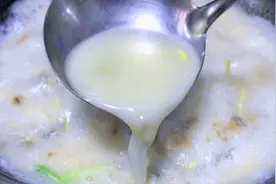 鲫鱼汤的这个做法真赞，一招解决鱼刺，汤鲜浓白，老人小孩放心喝