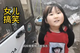 一个认真写作业，另一个叫我看啥，把我逗笑了！两女儿差距大！