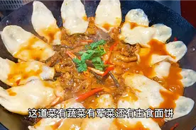 地锅鸡贴饼子的家常做法，荤菜，素菜，主食一大锅，饼特别好吃