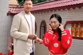 易建联携娇妻久违同框！娇妻大长腿吸人眼球，害怕点炮仗双手捂耳视频封面