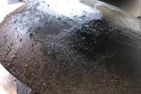 铁锅如何快速去除锅底黑垢，教你最简单的小技巧，立马旧锅变新锅视频封面