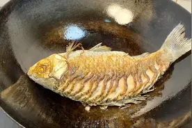 一煎鱼就粘锅还掉皮，只要记住这2点，煎鱼再也不掉皮不粘锅了