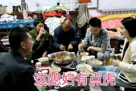 山东媳妇和俩姐夫拼酒量，吹牛说自己能喝，结果太尴尬了视频封面