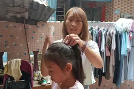 女儿10岁了，连梳头发都不会，披头散发，天天都是妈妈给他梳好，视频封面