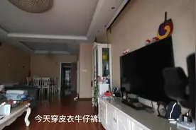 皮衣配牛仔阔腿裤，50岁中年女人把简单穿出时尚摩登感视频封面