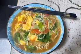 一个番茄一个鸡蛋少许小白菜做成一碗河南炝锅面，简单的美味。视频封面