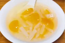 秋冬天气干燥，总是嗓子干痒，姥姥教我做这道汤，每到秋冬必备视频封面
