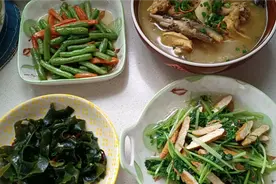 大公鸡炖菌菇萝卜汤，汤浓鲜香，搭配几个素菜，营养美味！视频封面