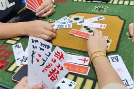 老朋友们一看手就知道是谁，这是掉转镜头拍的菲菲的对局视频封面