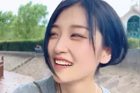 小姐姐和我约会，拉我手好几次，是不是在暗示我什么呀视频封面