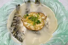 这才是鲫鱼豆腐汤的正确做法，鲫鱼不散不碎、鱼汤奶白鲜美不腥气视频封面