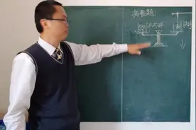 同样的一个杯子和水挂上乒乓球和铁球之后，哪一个更重？