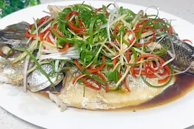 清蒸鲈鱼好吃，腌鱼熬汁有诀窍，鱼肉鲜嫩洁白，营养健康又美味！