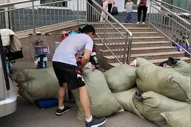 临沂专业旧衣服回收，上门服务，一个电话为你解决一切烦忧视频封面