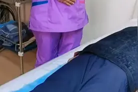 护理瘫痪老人，护工涨知识。4视频封面