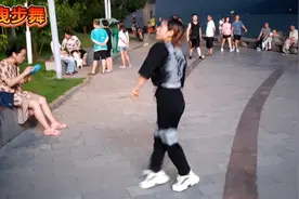 宜昌江边美女大秀鬼步舞狂野奔放自然流畅动感强烈极具震撼力视频封面