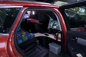 车里放个台式电脑好？还是笔记本电脑好？好舍不得这样的布局啊！视频封面