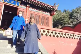 大山里一80岁苦修道长，与世隔绝隐居40年，竟然生活成这样！视频封面