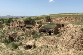 内蒙黄土高坡发现个无人村，遍地野果没人摘！房空窑空，空无一人视频封面