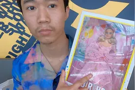 狗子过2岁生日，花399元买礼物，生日款芭比娃娃，在麦当劳开箱