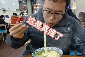 这立福真是饿坏了，干豆腐大他俩吃的真香啊！视频封面