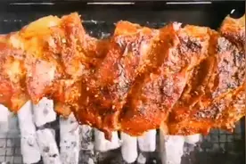 自己在家碳火烤羊腿，这样腌肉不硬，这样烤外层焦，和饭店一个味视频封面