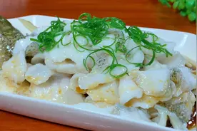 大厨教你白灼鱼片家常做法，难怪是五星级酒店招牌菜，味道太棒了视频封面
