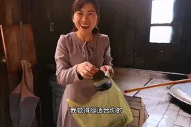 女朋友的高跟鞋坏了，小伙神操作送解放鞋，配着裙子真是好看！视频封面