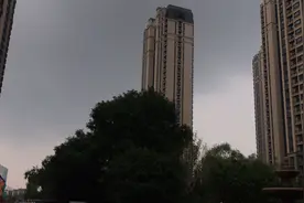 实拍河北邯郸7月18日乌云密布，大暴雨来临，请回家做好防雨措施视频封面