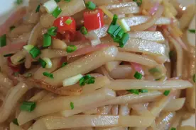 餐厅大厨分享红皮萝卜丝的做法，简单家常，有锅气，真香视频封面